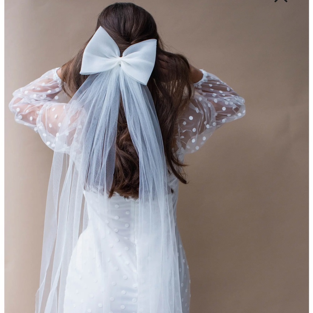 Brides & Hairpins Jager long bow veil